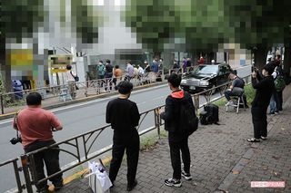 竹内さんが自殺したとみられる現場にかけつけた報道陣（2020年9月27日）