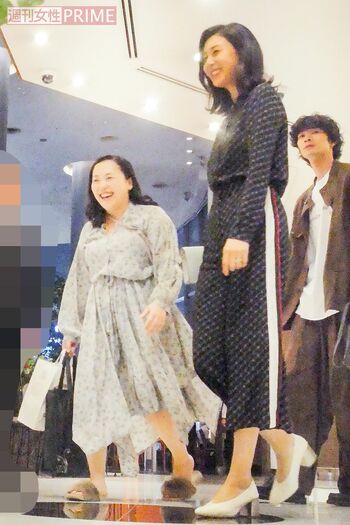 松嶋菜々子（写真中）、清原翔（写真右）　2次会に向かう途中、笑顔でほかの共演者たちと雑談していた