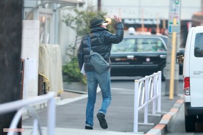 2019年3月、自宅マンションを出ると手を振る飯島直子の夫・O氏。その先には不倫相手の女性の姿が