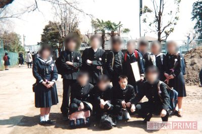 不登校が始まった中学時代（前列右から2一目）。その後、フリースクールとの出会いで自ら学ぶ機会を得た