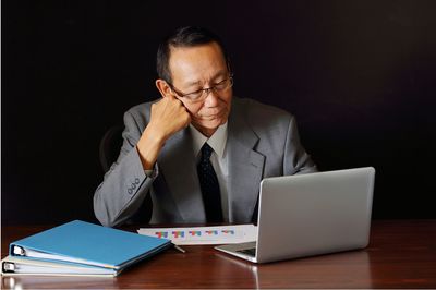 政府提案「70歳雇用延長」副作用は？　若者やシングルマザーが仕事を奪われる可能性