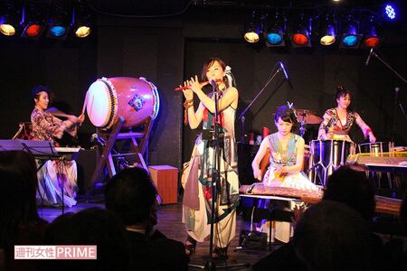 手のしびれで篠笛の演奏が困難な友永綾美さん。呼吸と指の感覚を取り戻すために自宅でリハビリを続けている