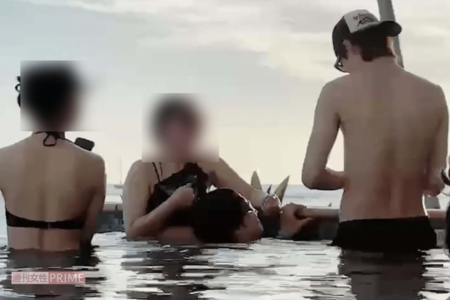 プールで女性と談笑するやまととゆうま。水のなかでの“完全防備”は逆に目立っていて…