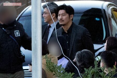 3月上旬、神奈川県で行われた撮影に木村拓哉と坂口憲二の姿があった。サーフィンが趣味という共通点を持つ2人は、談笑する場面も