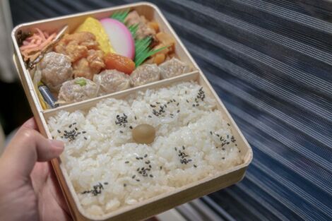《崎陽軒》見た目は「シウマイ」味は「ギヨウザ」を新発売、“551蓬莱の豚まん並み”のにおいに「新幹線車内での開封は危険」《2026年4月choice》