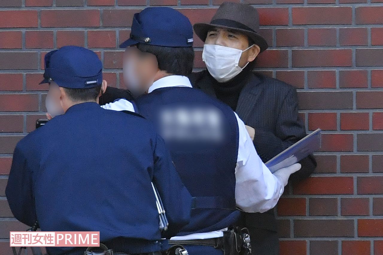 警察になだめられる野々村竜太郎