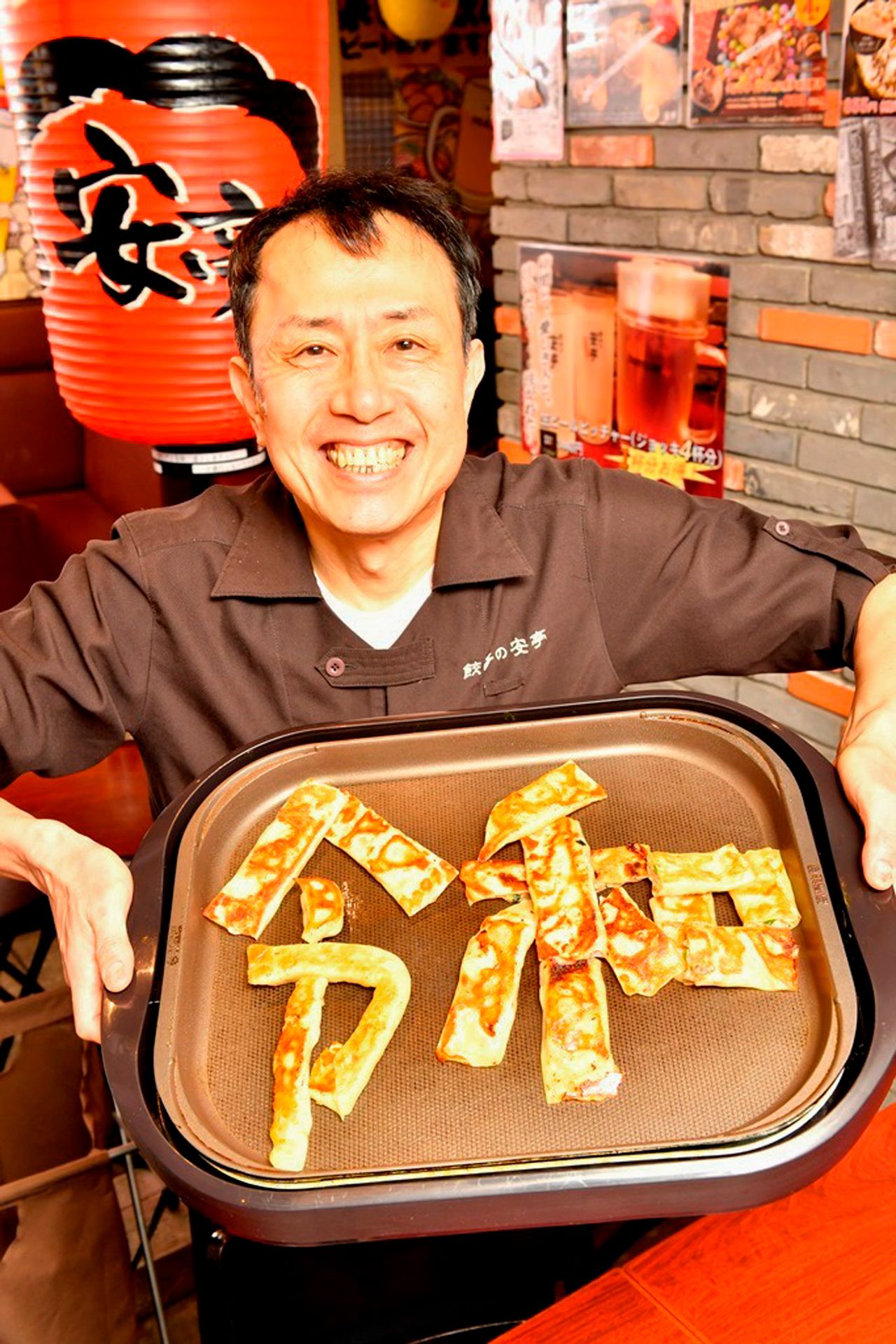 『餃子の安亭』新宿思い出横丁店では、焼き餃子5人前を使って作成する『ドリームジャンボ令和餃子』を1日3個限定販売（4月26日まで）。ドリームジャンボ宝くじを持参すると、価格3150円が半額の1575円になるサービスも