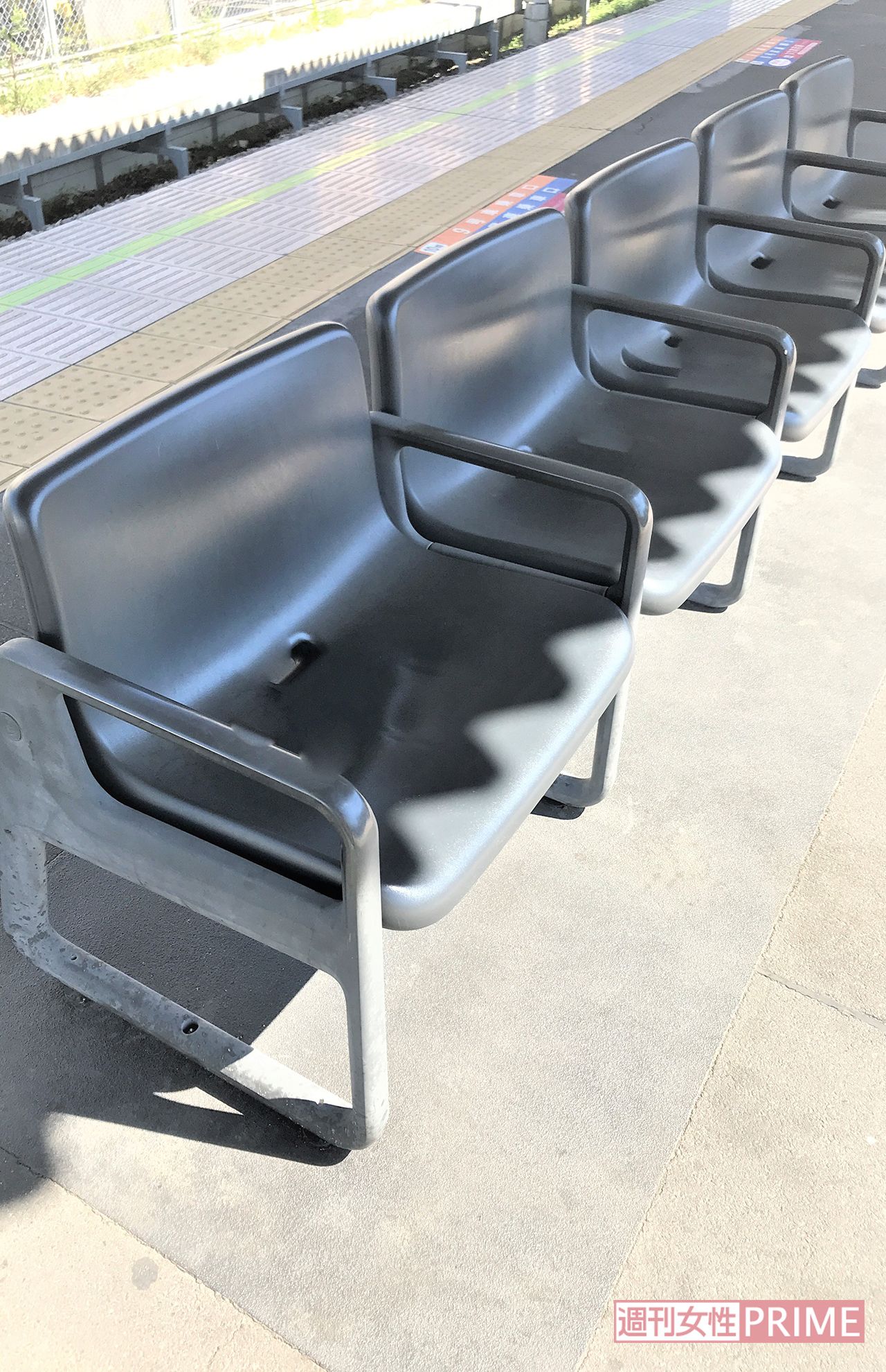 スマホを設置したとみられるベンチ。直後は花などが手向けられていた