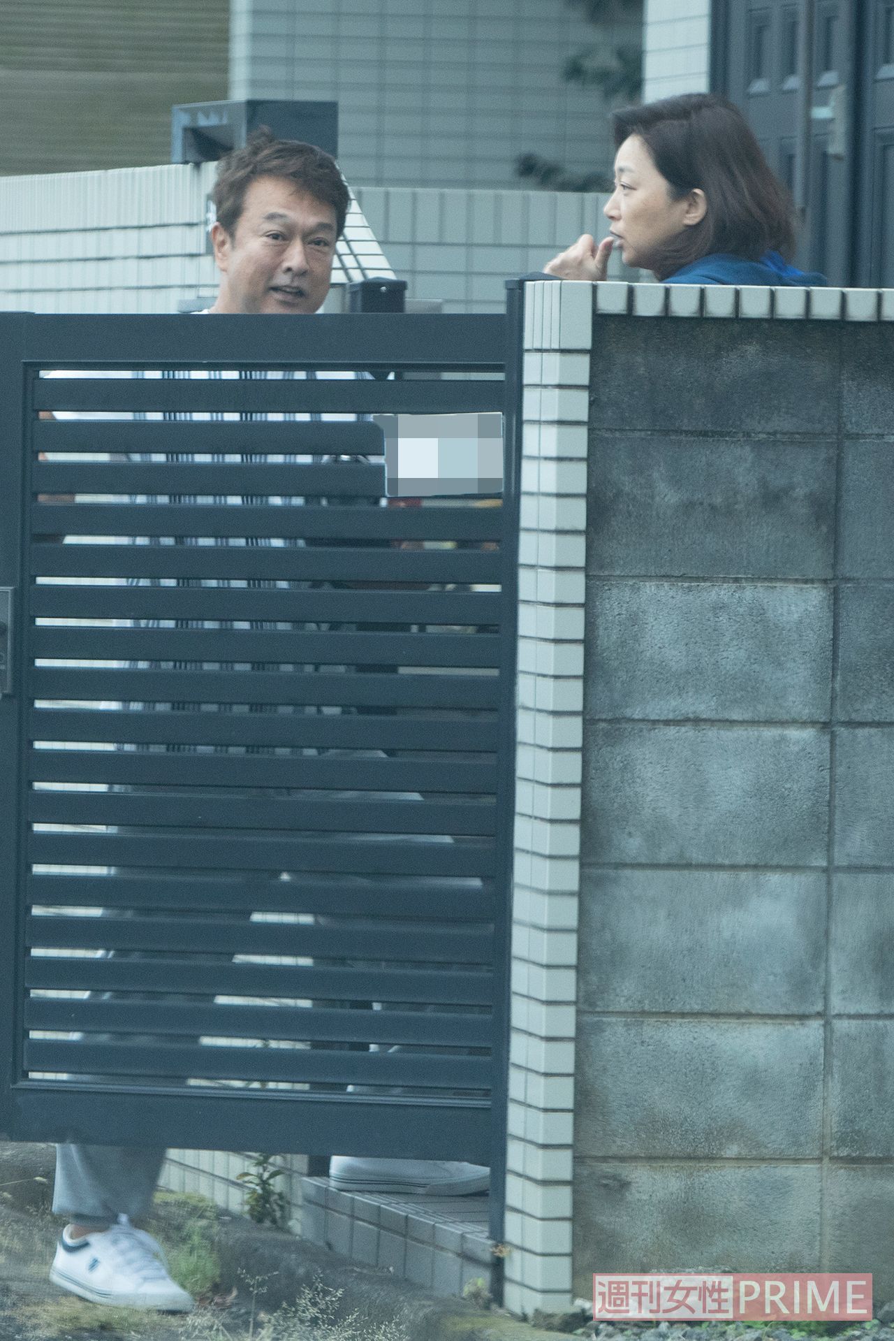 子どもを車で送迎した後に自宅前で本誌直撃に答える太川と、家から出てきた藤吉