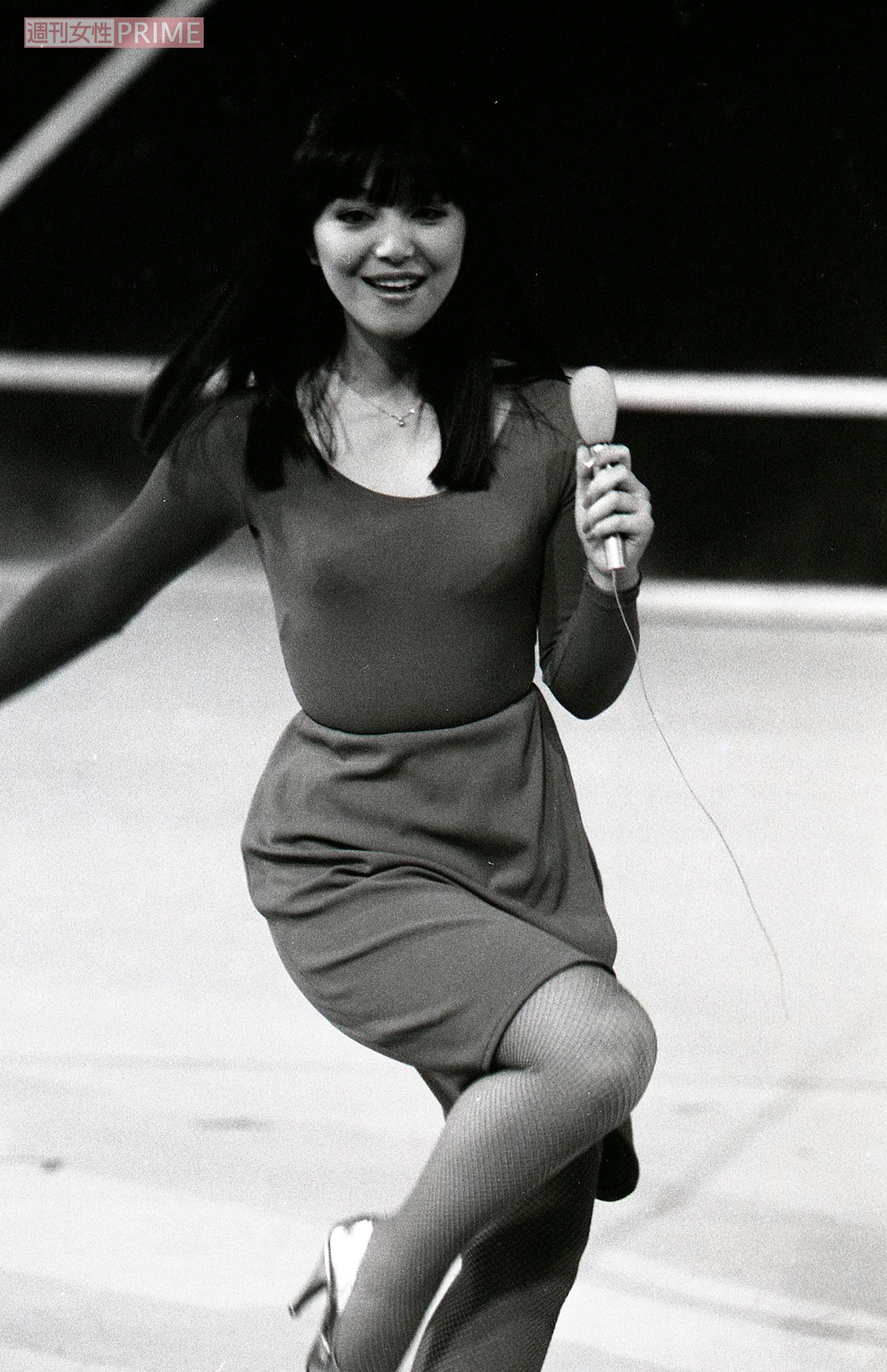 セクシーな衣装でマイクを握る岩崎宏美