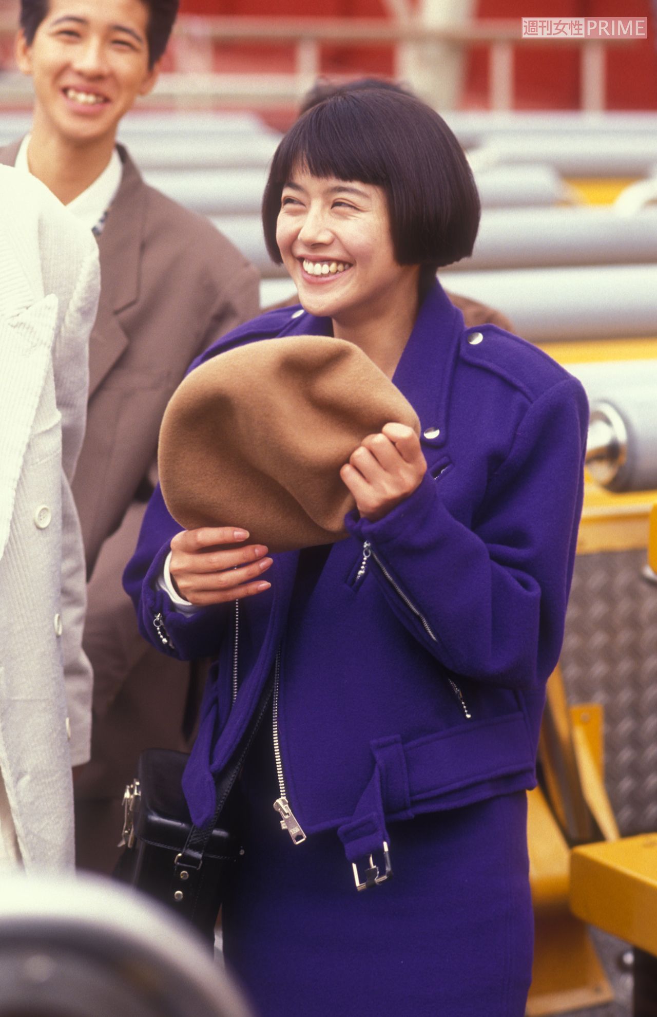 ドラマ『愛しあってるかい！』ロケ中の一コマ。キョンキョンの満面の笑みで現場も和やかに（'89年）