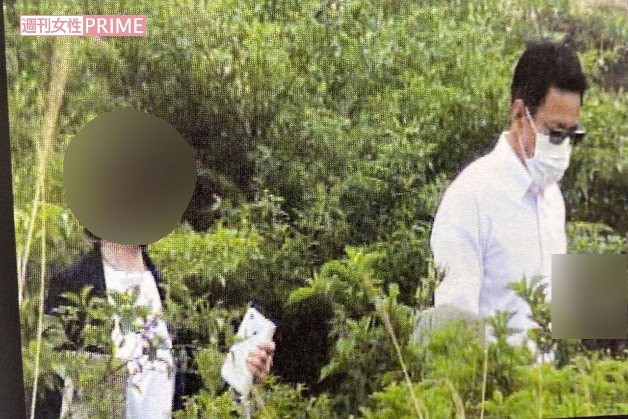 花畑で有名な地元の観光スポットでA子さんとデートする松本憲二議員その2