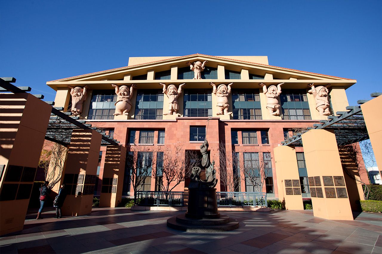 ディズニー・アニメーション・スタジオ（ロサンゼルス）に潜入！　スタジオの建物は、白雪姫に登場する7人のこびとが、柱となって支えている　(c)2018 Disney. All Rights Reserved.