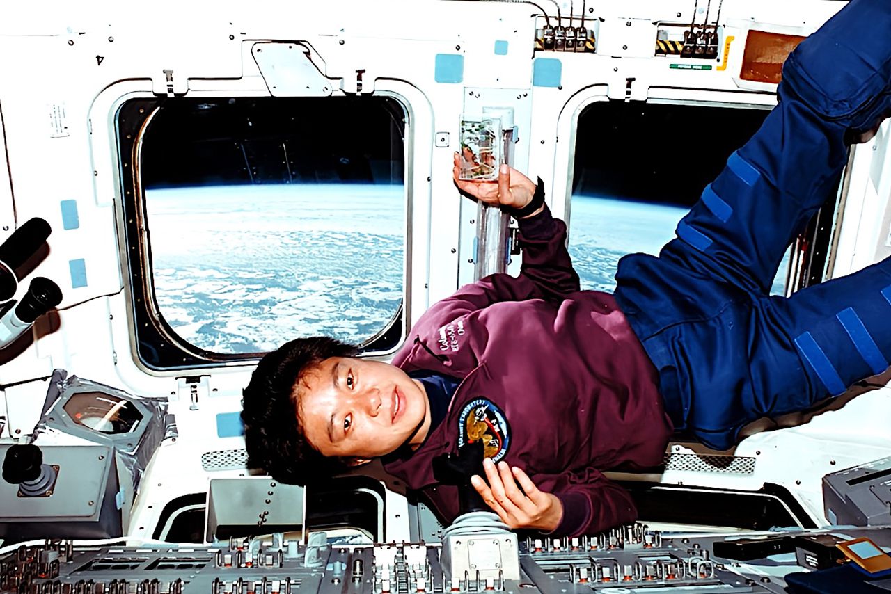 宇宙では地球を見ながらの食事が気分転換に（画像提供：JAXA/NASA）