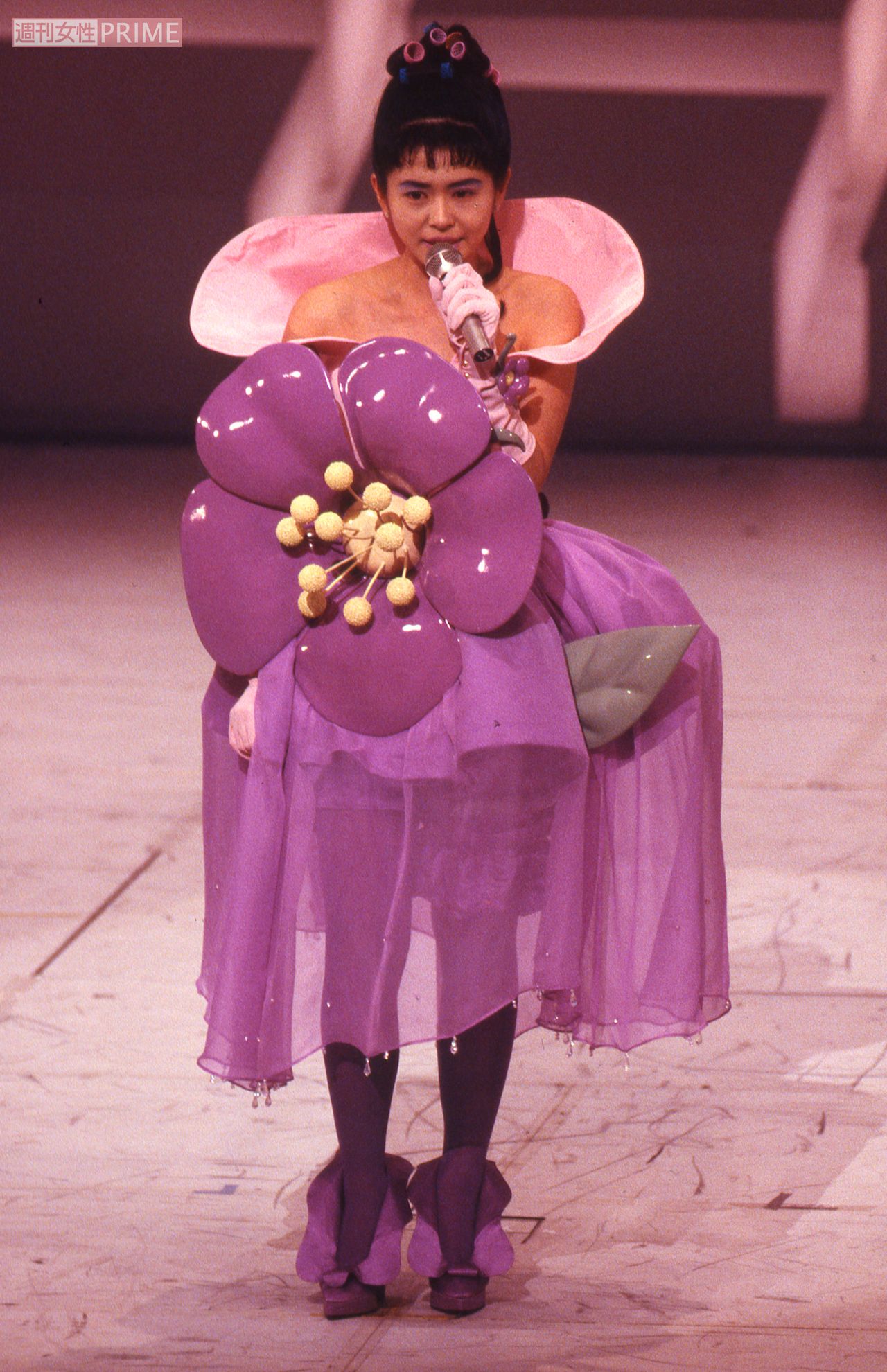 小泉今日子は派手なカラーの衣装もかわいく着こなしていた