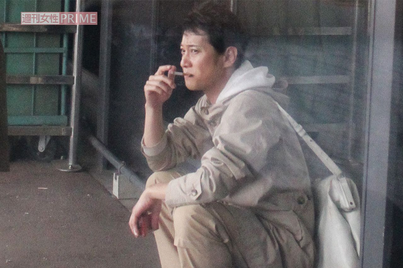 タバコを吸う中居正広（2012年、TBS『ATARU』ロケにて）