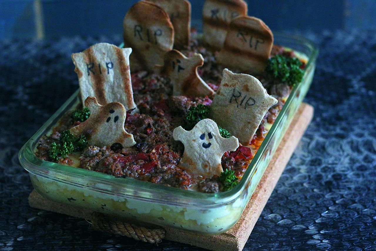 墓場風シェパーズパイ  イギリスの代表料理、シェパーズパイをお墓風にアレンジしちゃった一品。通常はミートソースの上にマッシュポテトをのせて焼くけれど、お墓感UPのためにミートソースを上にして焼き上げました　『可愛くって ホラーで  美味しい！　キモめし』より