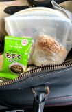 外出の際は節約のためにおにぎり、水筒、即席スープなどを持参。この日は塩おにぎりともずくスープ 写真提供/青木さやか