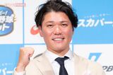 通算300本塁打の巨人・坂本勇人とグータッチの広島カープ・坂倉将吾にファン熱視…