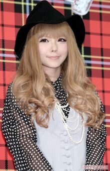 ギャルメイクな益若つばさ