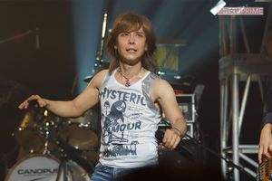 ライブで躍動する山根康広