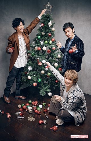 3人でクリスマスの 飾りつけ！『新しい地図』の稲垣吾郎、草なぎ剛、香取慎吾　撮影／廣瀬靖士（'20年12月）