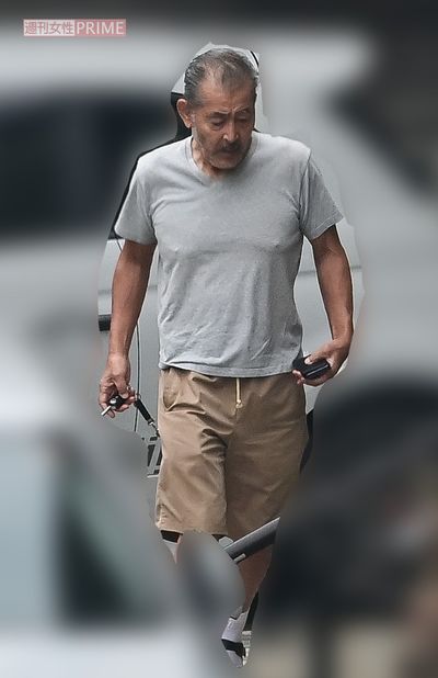 6月下旬、自宅前を歩く藤を目撃。遠目からでも体格のよさが際立つ、79歳とは思えない若々しさ