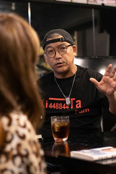 着ているTシャツはダディのオリジナルデザインのもの　撮影：齋藤周造