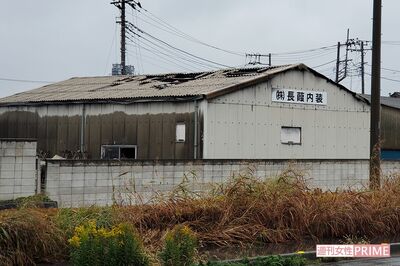 放火された建物の屋根は、11月時点でも焼け落ちたままで床に雨がたまっていた
