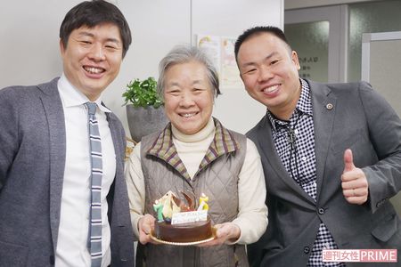 2019年3月、事務所でヤヱさんの誕生日を祝った　撮影／齋藤周造