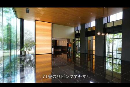 ヒカキンが住む20億円の新居のリビング（本人のYouTubeチャンネルより）