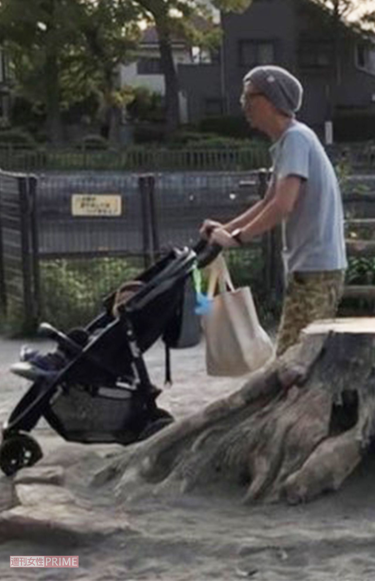 '19年4月の午後、ベビーカーを押して散歩をするチュートリアル福田充徳