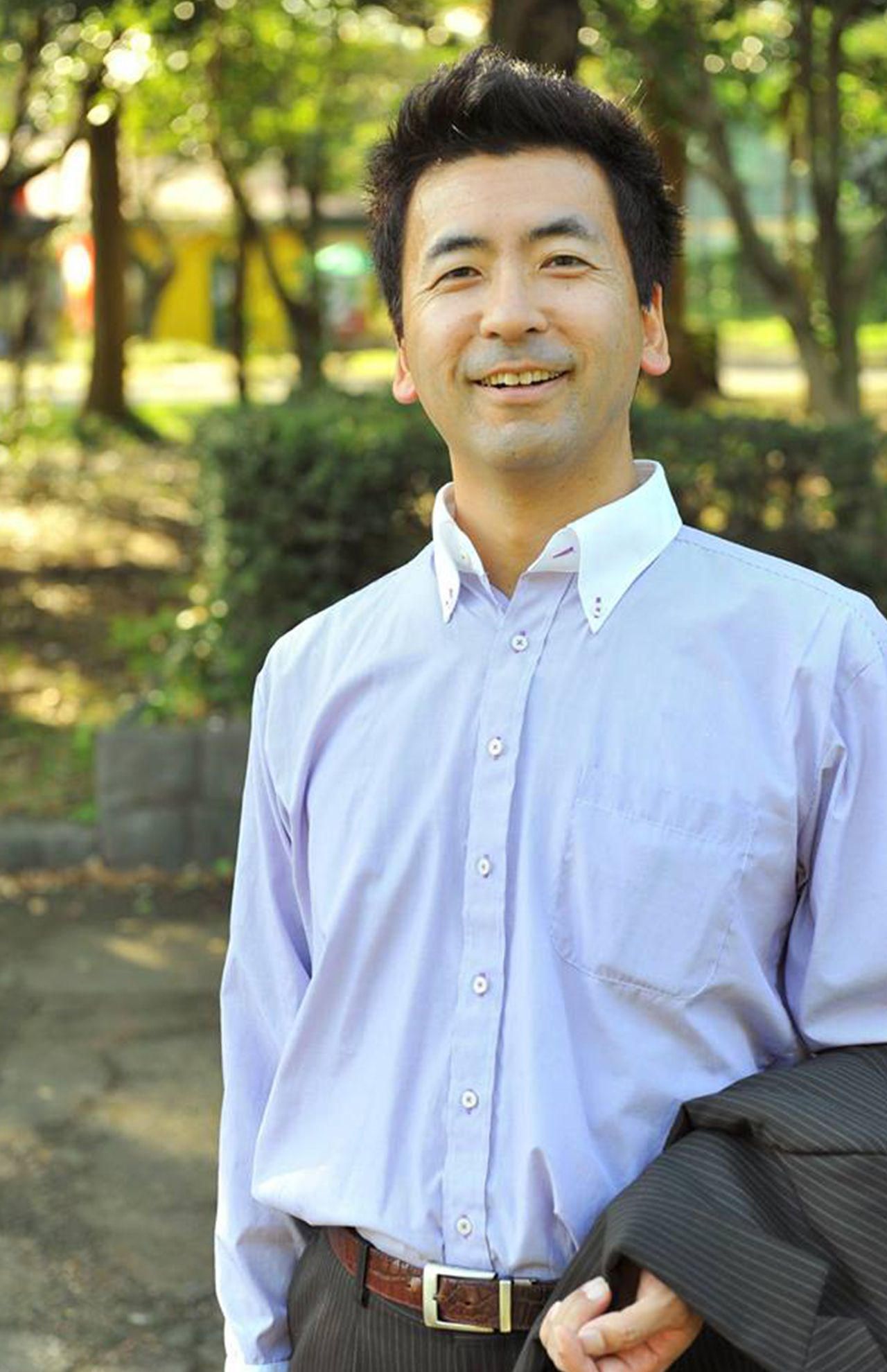 細身で背が高くさわやかな印象の吉岡康成容疑者（本人のフェイスブックより）