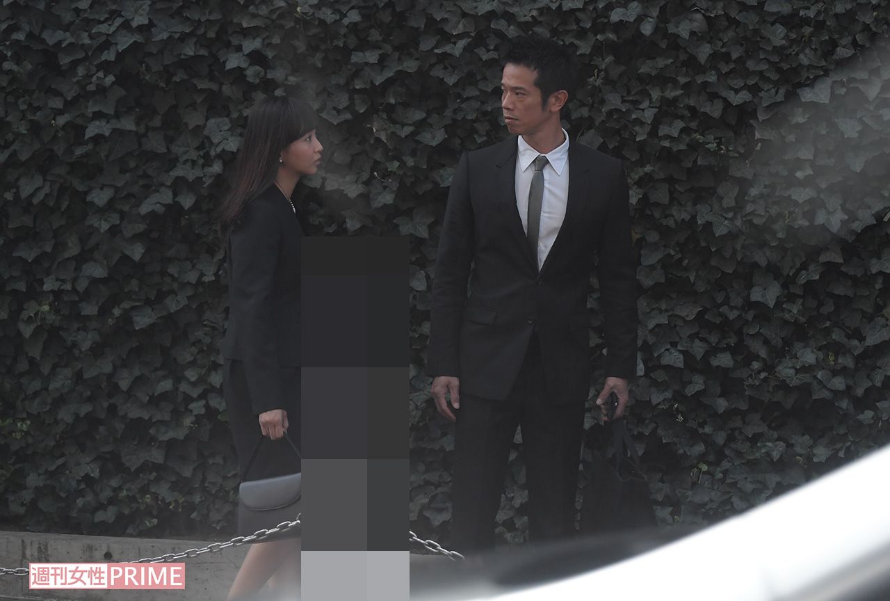 小学校の入学式に訪れた庄司と藤本