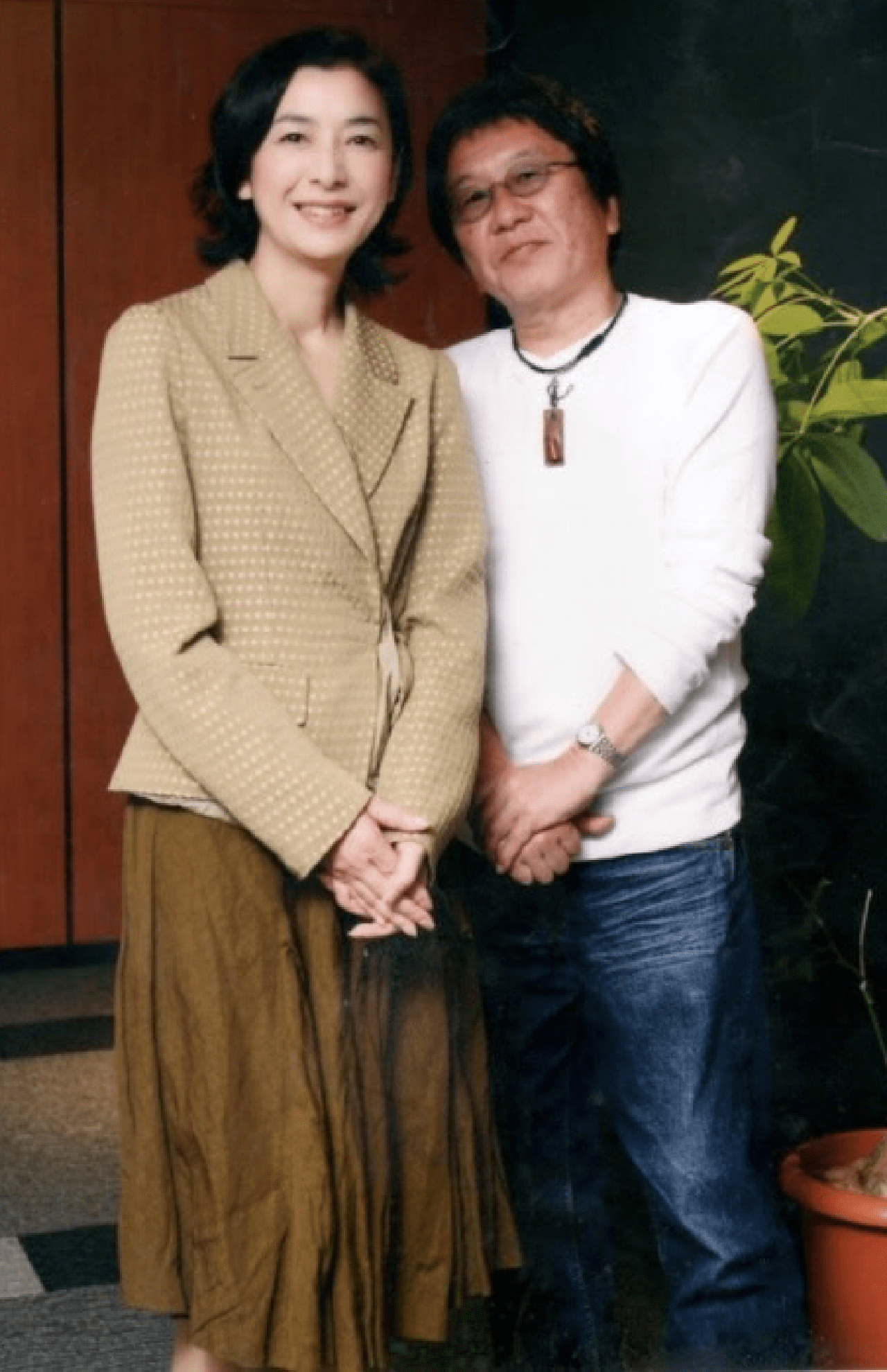 夫婦ゲンカでの妻の必殺技は“頭突き”。右はレアな新婚時代の1枚