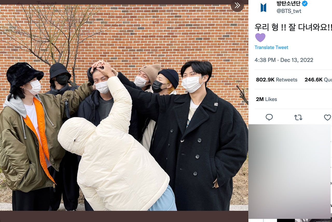 新兵教育隊に入隊したJINを見送る『BTS』のメンバーたち