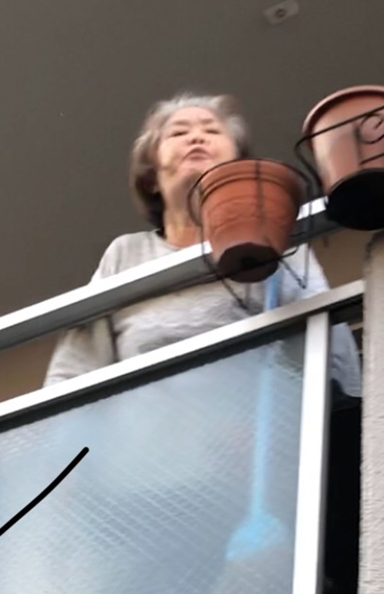 唾を吐く容疑者