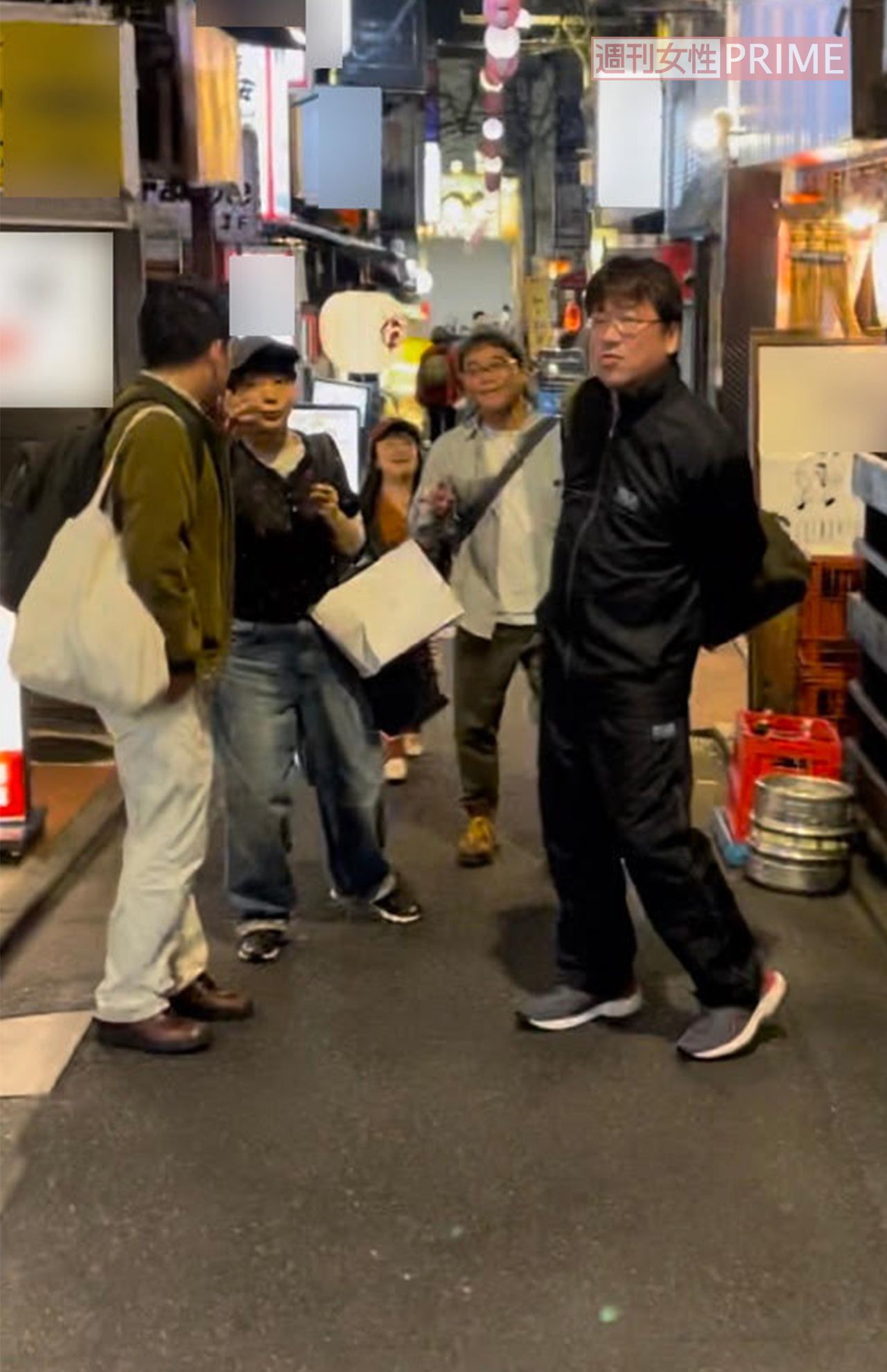 2024年11月、舞台の公演終わりに俳優仲間たちと、東京・三軒茶屋で酒を飲んでいた佐藤二郎（右端）