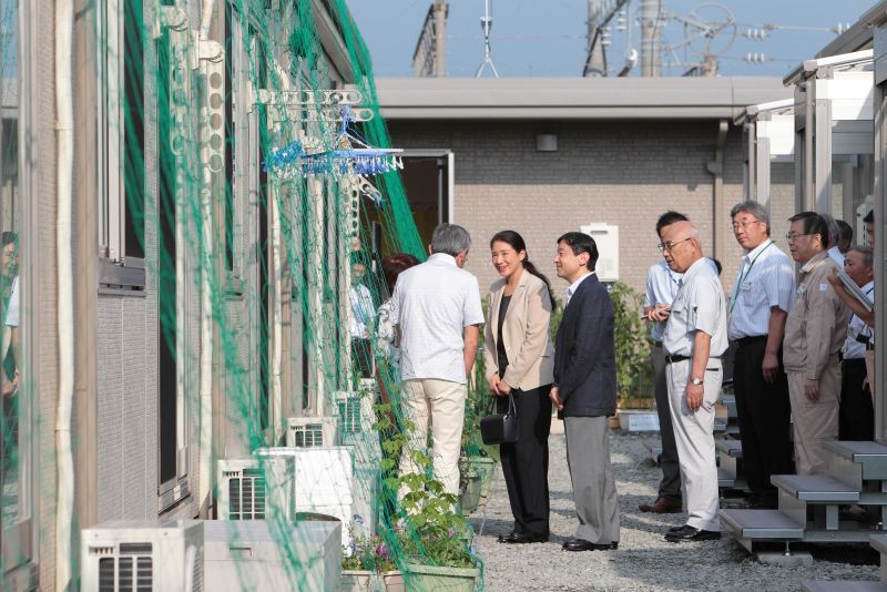 '11年7月　福島・郡山市で仮設住宅を慰問した皇太子ご夫妻。「仮設はどうですか」と熱心に声をかけられていた