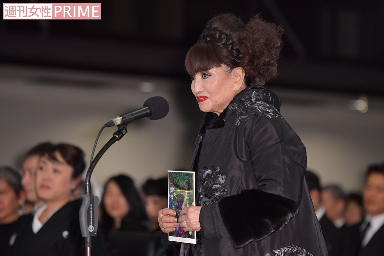 弔辞を読む黒柳徹子