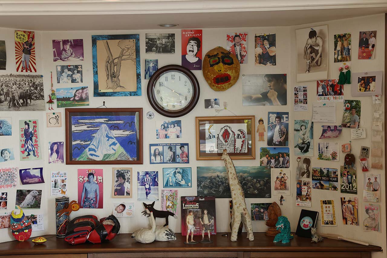 思い出の写真や子どもが小さいころに描いた絵などがたくさん（撮影／吉岡竜紀）