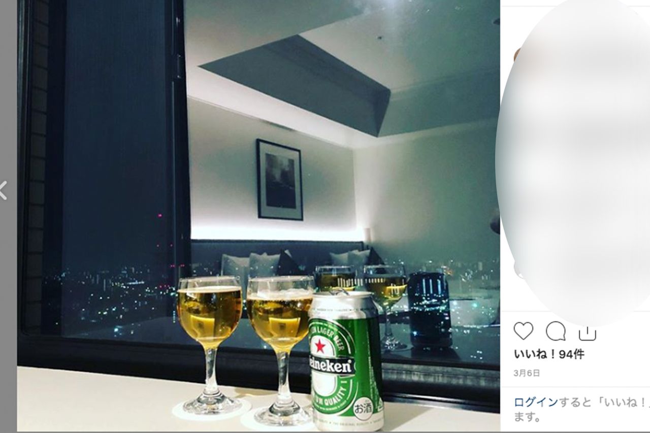ホテルの窓際には“ふたりぶん”のグラスにビールが注がれていて……（宮崎容疑者のインスタより）