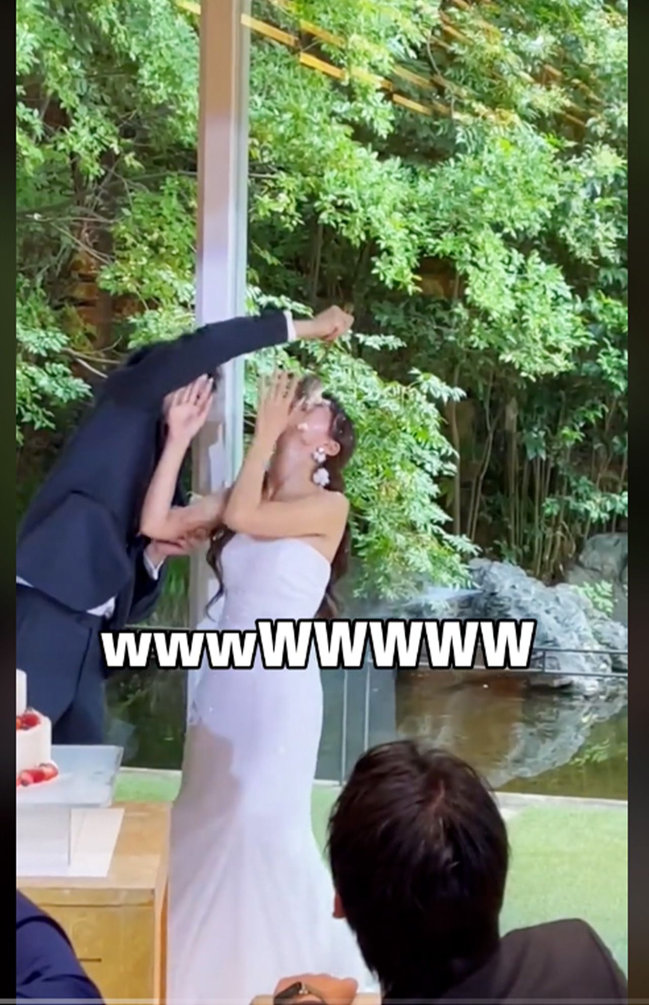 ファーストバイトで新郎から“顔面ケーキ”された新婦（TikTokより）