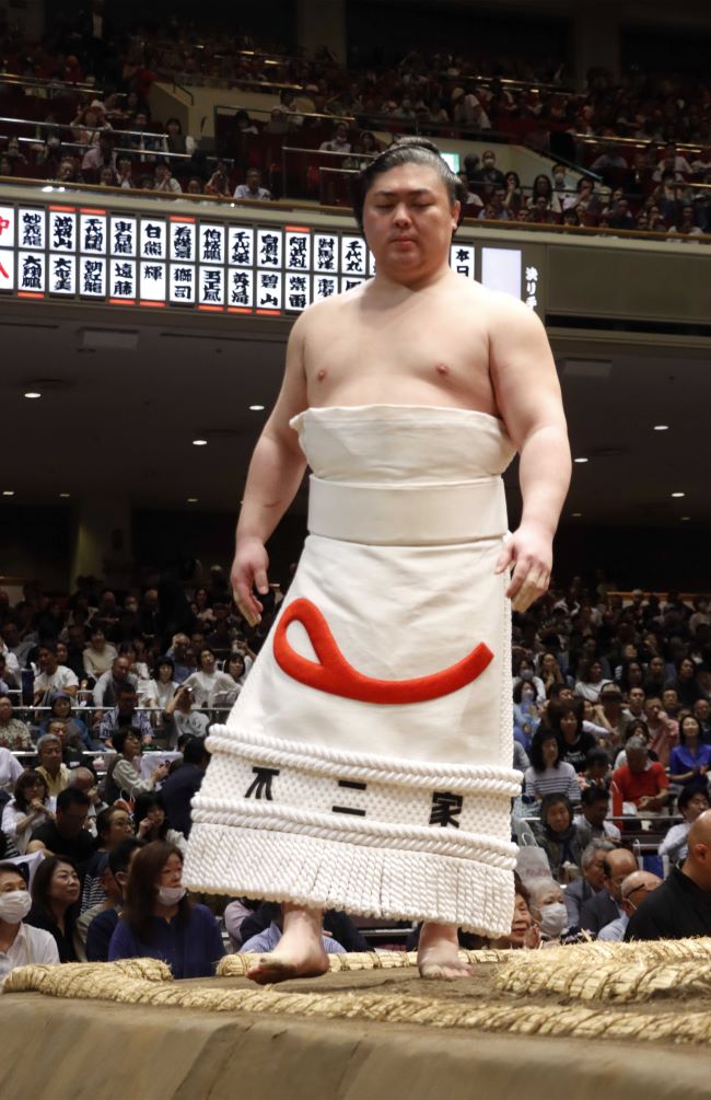 Amazonのロゴ的な雰囲気もあるがペコちゃんの舌だ!（日本相撲協会公式Xより）