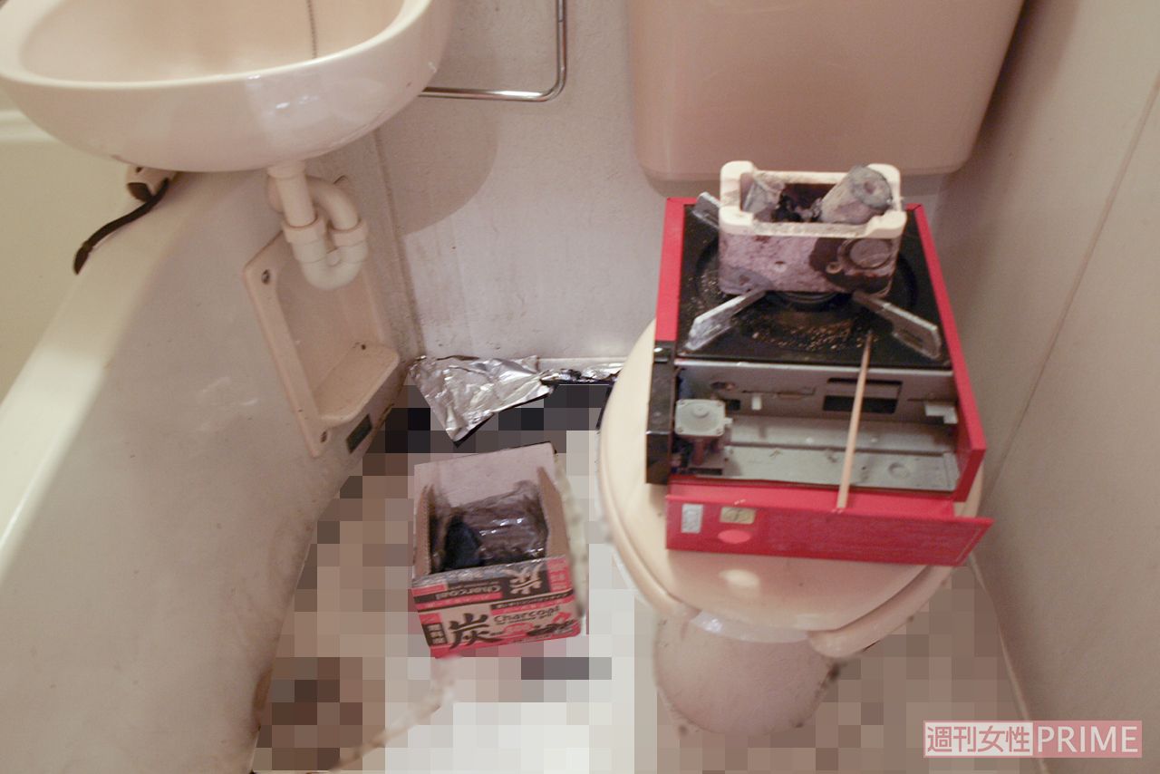 練炭を使った自殺現場。故人はユニットバスの浴槽にしゃがみ、空気が薄くなるのを待ったという