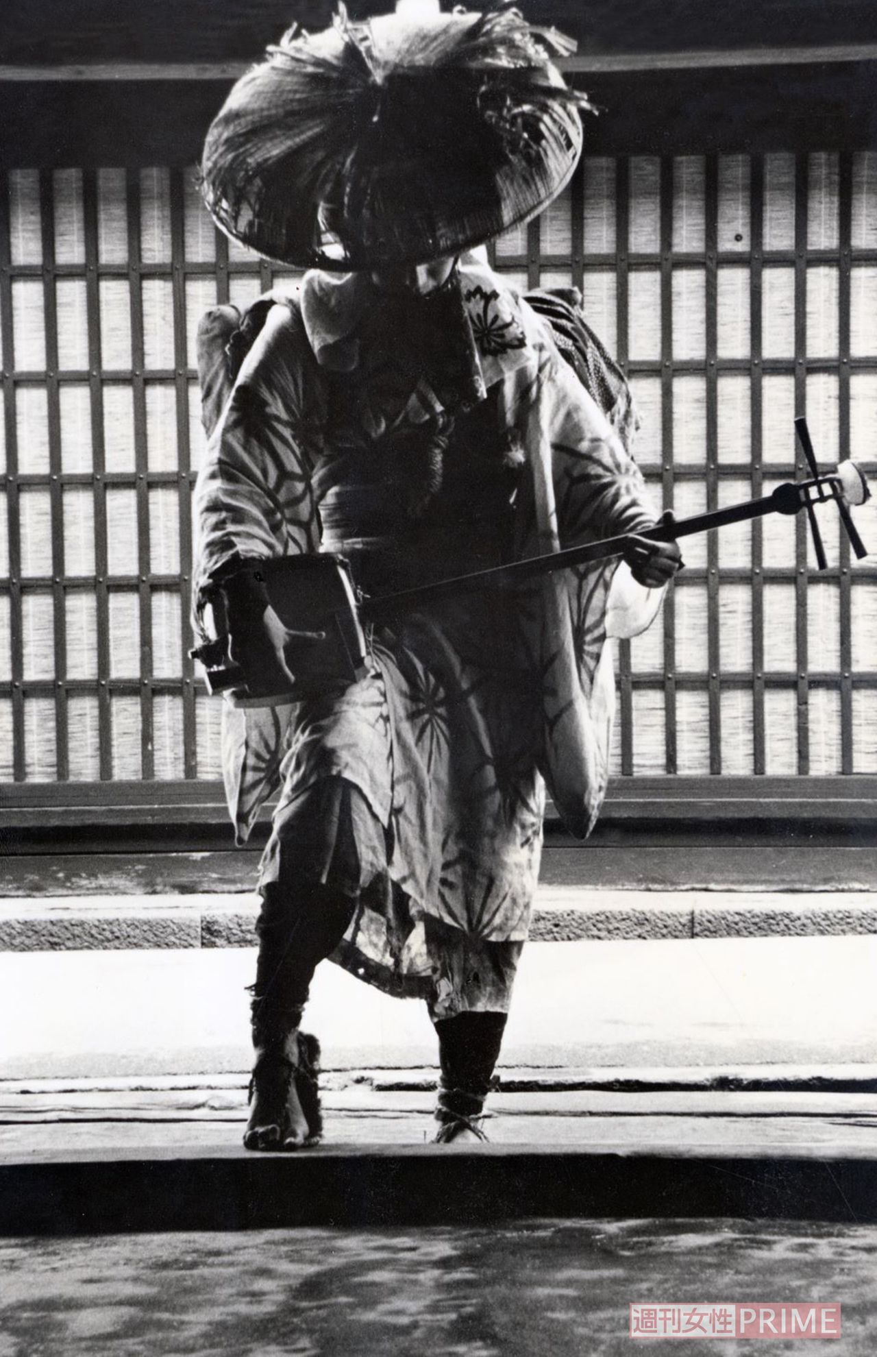 岩下志麻が体当たりで盲目の旅芸人を演じた『はなれ瞽女おりん』（1977年）。傘の被り方などは本物の瞽女さんから教わった　（c）表現社