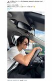 《今日はトモさんの運転》とマネージャーが投稿した山下智久の運転姿。ムキムキの腕と「ずれ過ぎ」なサングラスが話題に(Xより)