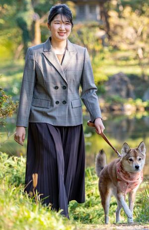 12月1日、愛子さまがお誕生日になられた際に公表されたお写真。愛犬の『由莉』とご一緒に赤坂御用地内を散策された