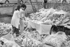 大津の保育園児死傷事故現場に設置された献花台。14日も多くの人たちが訪れ花やジュースであふれていた