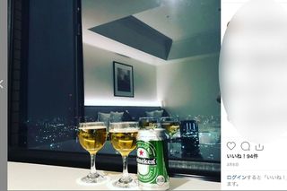 ホテルの窓際に置かれているのは“ふたりぶん”のグラスで……（宮崎容疑者のインスタより）